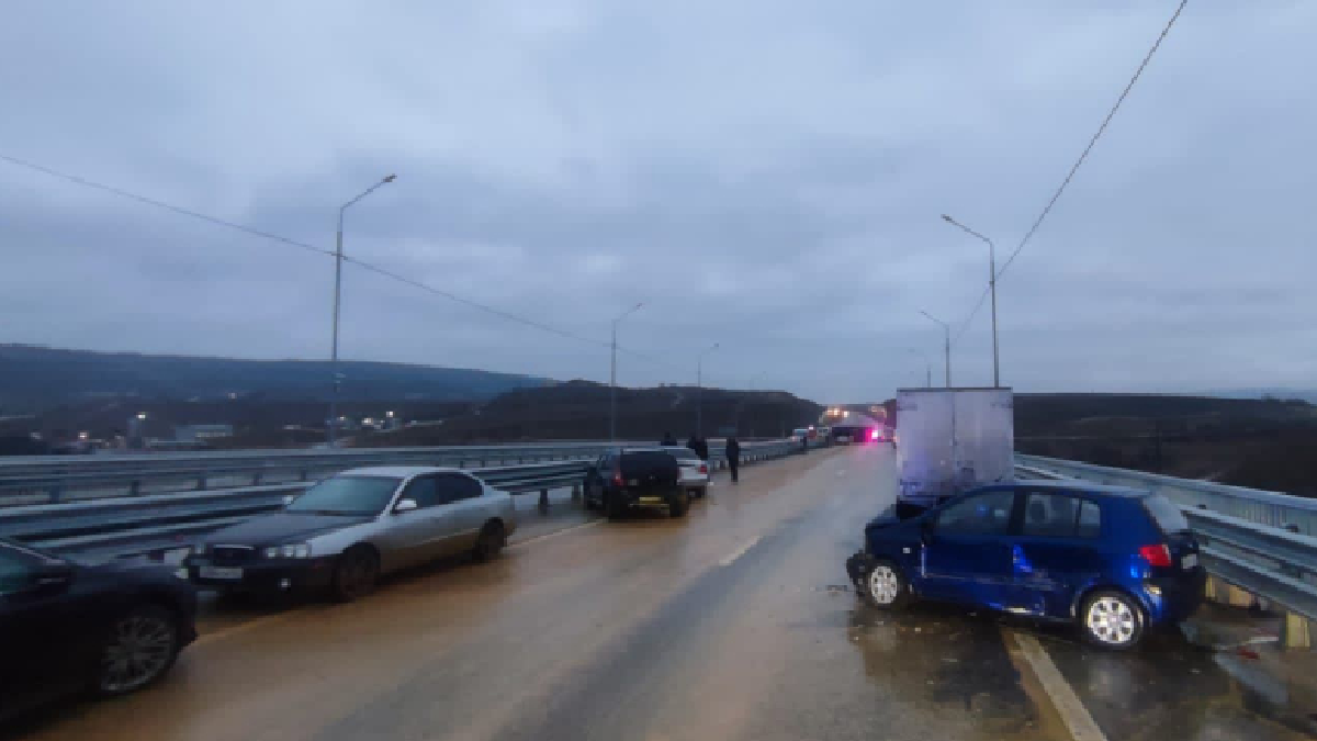Под оккупированным Севастополем произошло массовое ДТП с участием 13 автомобилей, есть пострадавшие